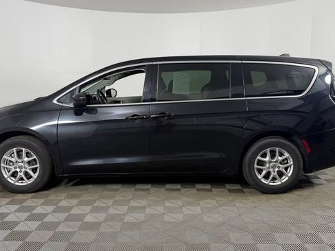 Used 2023 Chrysler Voyager LX FWD image 5