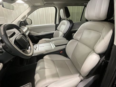 Used 2025 Lincoln Navigator Reserve image 10