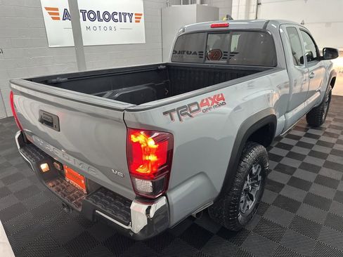 Used 2018 Toyota Tacoma SR5 AWD/4WD image 9