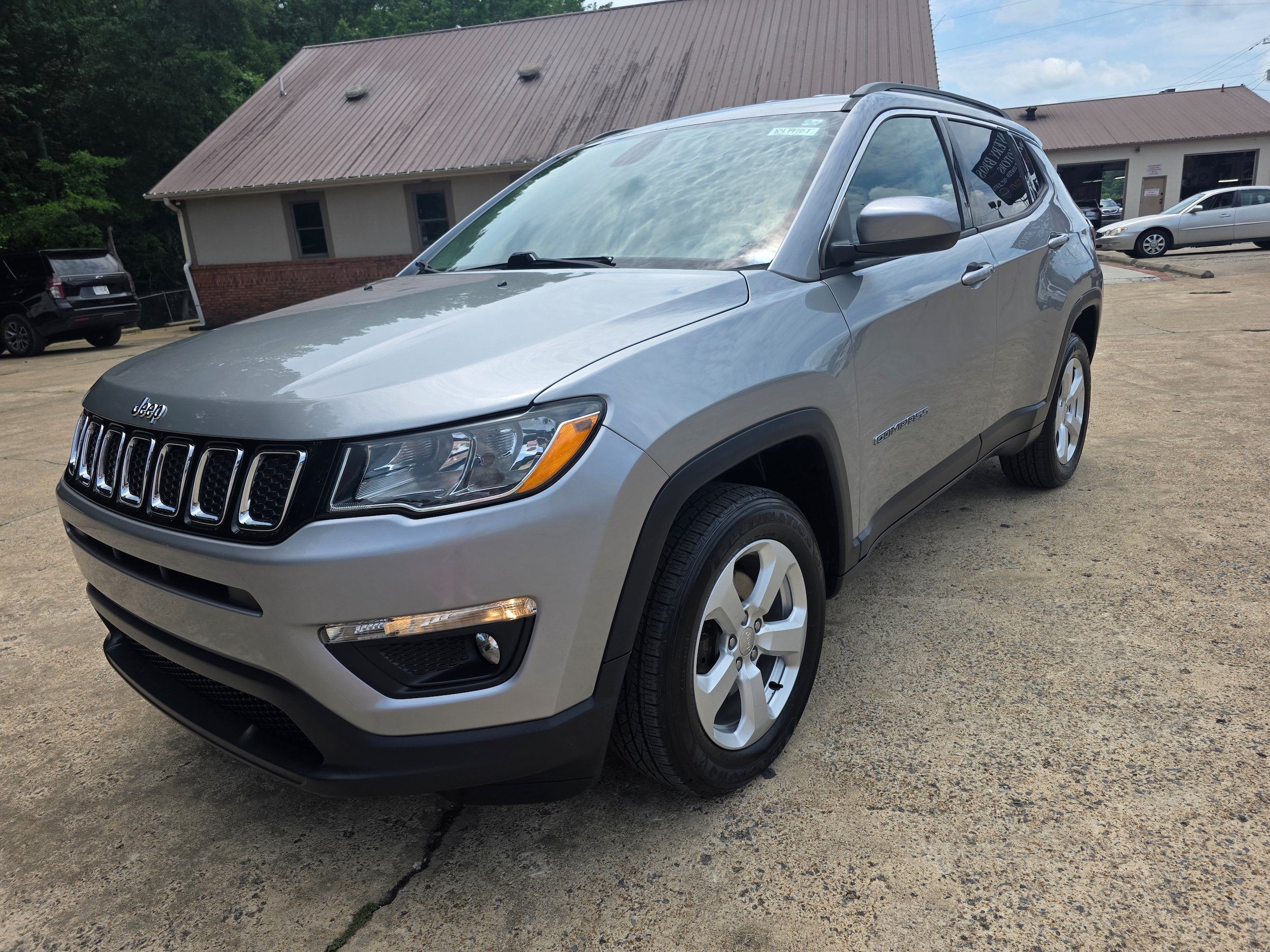 Used 2019 Jeep Compass Latitude w/ Cold Weather Group AWD/4WD image 1