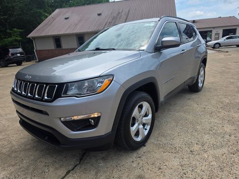 Used 2019 Jeep Compass Latitude w/ Cold Weather Group AWD/4WD image 1