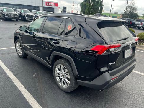 Used 2021 Toyota RAV4 XLE Premium image 7