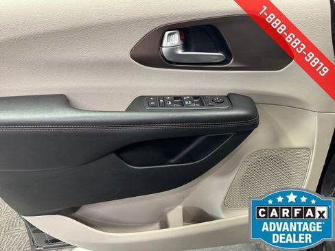 Used 2018 Chrysler Pacifica Touring-L image 26