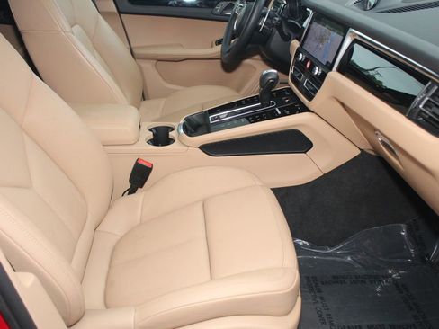 Certified 2025 Porsche Macan AWD/4WD image 27