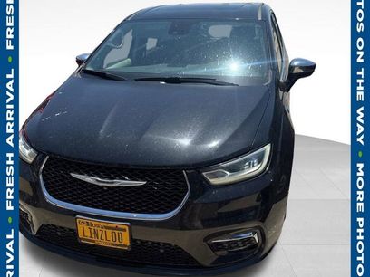 Used 2022 Chrysler Pacifica Limited w/ Uconnect Theater Family Group