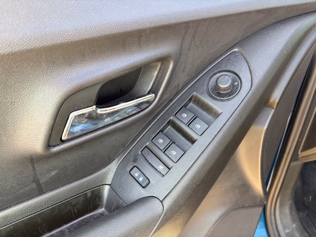 Used 2019 Chevrolet Trax LT w/ LT Convenience Package FWD image 11