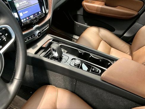 Used 2025 Volvo XC60 B5 Plus w/ Climate Package image 15
