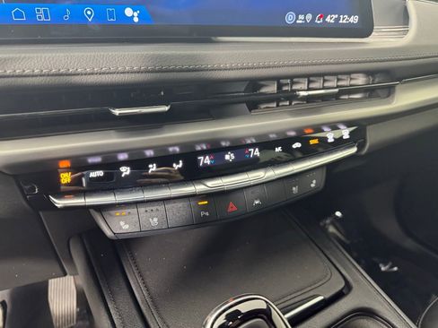 Used 2025 Cadillac XT4 Premium Luxury image 19