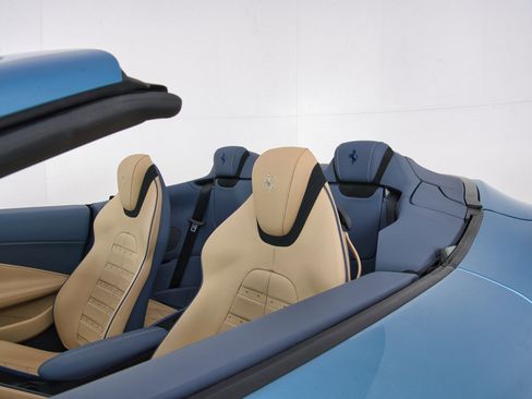 Certified 2025 Ferrari Roma Spider RWD image 41