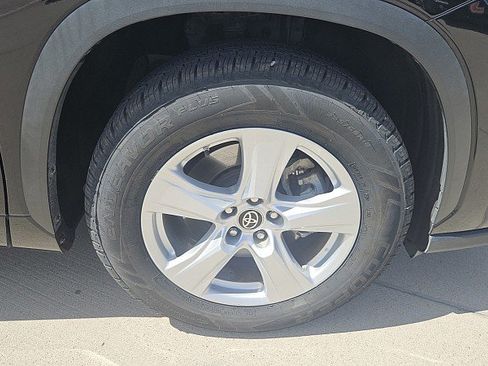Used 2023 Toyota Highlander L FWD image 2
