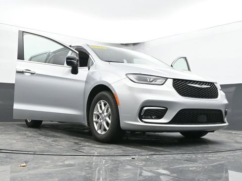 Used 2024 Chrysler Pacifica Touring-L FWD image 69