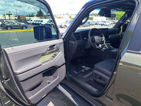 Used 2025 Lexus GX 550 AWD/4WD image 11