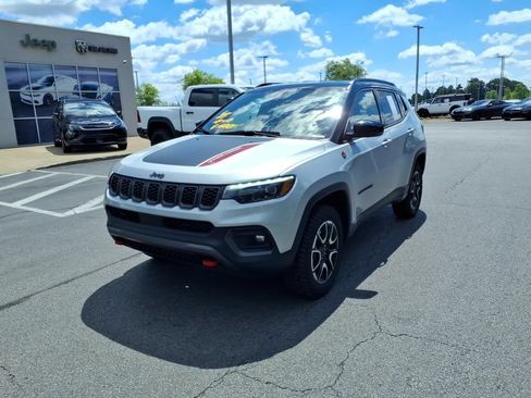 Used 2025 Jeep Compass Trailhawk w/ Trailhawk Elite Group AWD/4WD image 2