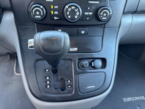 Used 2008 Hyundai Entourage GLS image 22