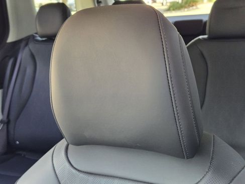 Used 2023 Kia Carnival LX FWD image 17