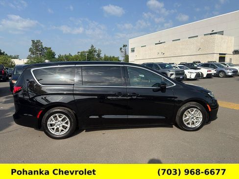 Used 2025 Chrysler Pacifica Select FWD image 8