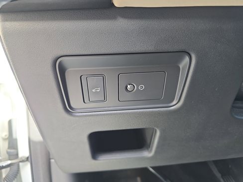 Used 2019 Land Rover Discovery HSE image 27