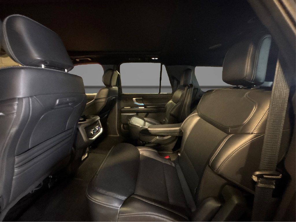 Used 2025 Ford Expedition Max Platinum w/ Stealth Performance Package AWD/4WD image 13