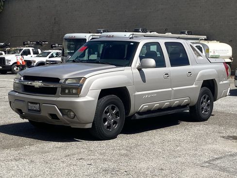 Used 2005 Chevrolet Avalanche LS w/ Onstar Plus Package RWD image 2