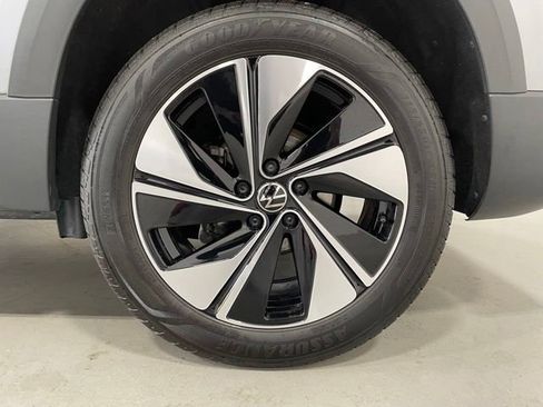 Used 2025 Volkswagen Taos SE AWD/4WD image 12