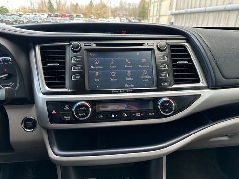 Used 2017 Toyota Highlander XLE w/ Carpet Mat Package image 8