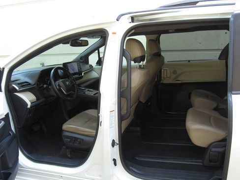 Used 2023 Toyota Sienna XLE w/ XLE Plus Package AWD/4WD image 14