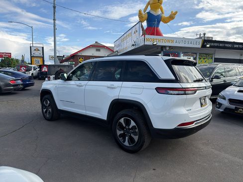 Used 2023 Jeep Grand Cherokee 4WD 4xe image 4