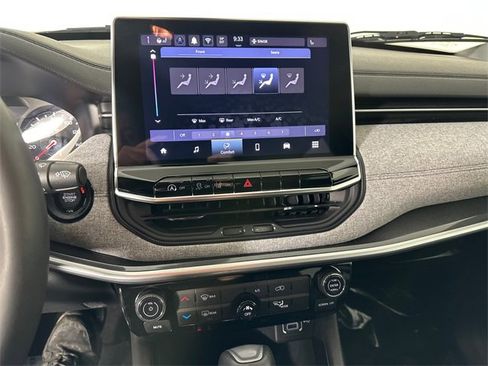 Used 2024 Jeep Compass Latitude image 28