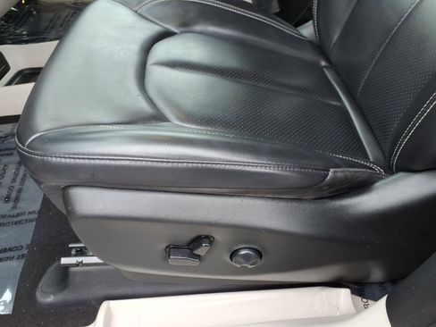 Used 2023 Chrysler Pacifica Touring-L image 14