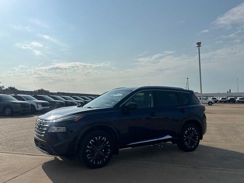 Used 2024 Nissan Rogue Platinum FWD image 11