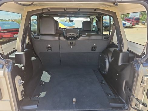 Used 2022 Jeep Wrangler Unlimited Sahara w/ Cold Weather Group AWD/4WD image 14