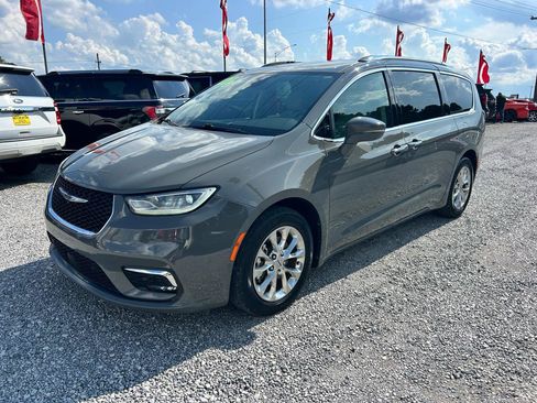 Used 2021 Chrysler Pacifica Touring-L w/ Premium & Safety Sphere Group FWD image 16