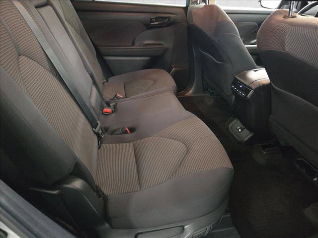 Used 2024 Toyota Highlander LE FWD image 18