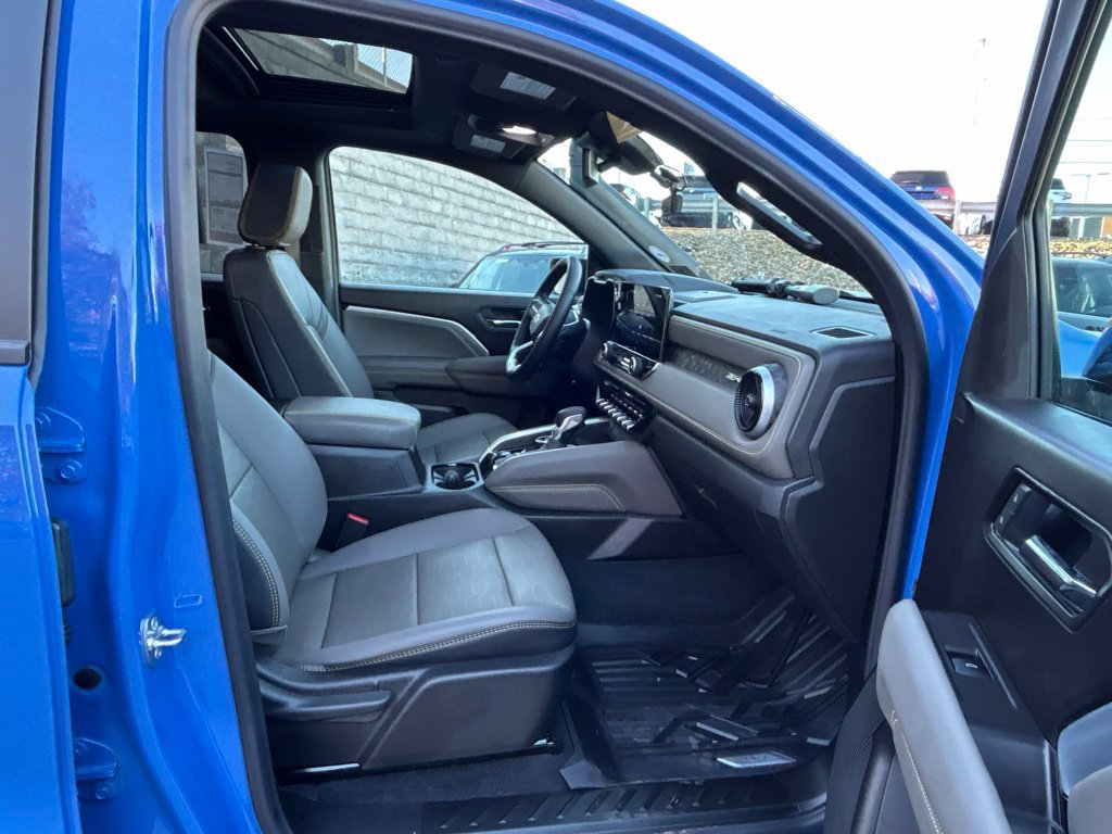 Used 2025 Chevrolet Colorado ZR2 w/ Midnight Edition AWD/4WD image 48