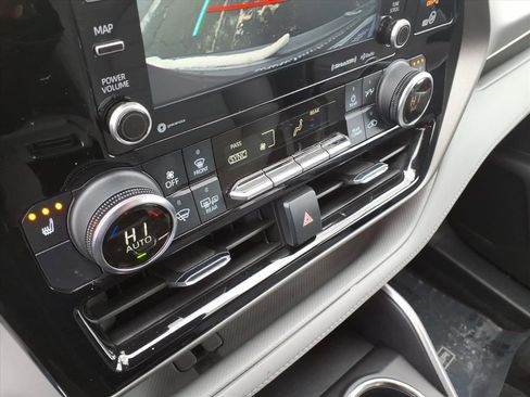 Used 2022 Toyota Highlander XLE image 12