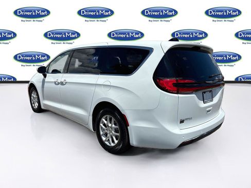 Used 2023 Chrysler Pacifica Touring-L FWD image 5
