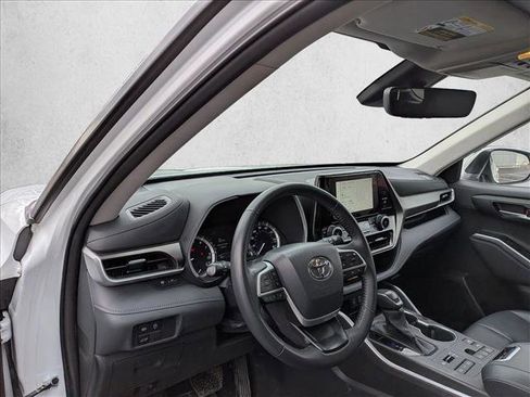 Certified 2023 Toyota Highlander XLE image 9