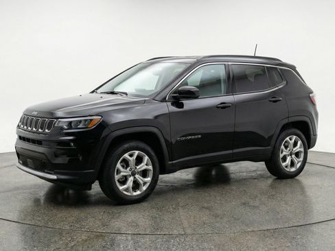 Used 2025 Jeep Compass Latitude image 3