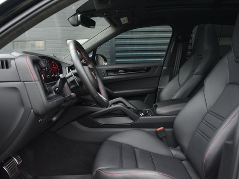 Used 2025 Porsche Cayenne GTS AWD/4WD image 15