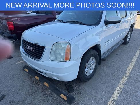 Used 2011 GMC Yukon XL SLT w/ SLT-2 Equipment Package AWD/4WD image 3