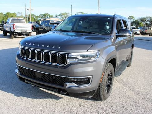 Used 2023 Jeep Wagoneer 4WD image 3