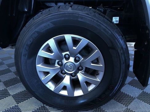 Used 2018 Toyota Tacoma SR5 AWD/4WD image 11