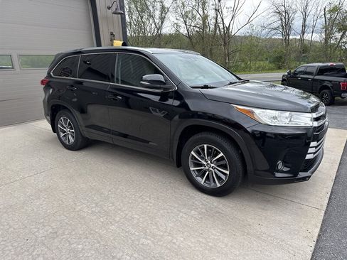 Used 2018 Toyota Highlander XLE AWD/4WD image 2