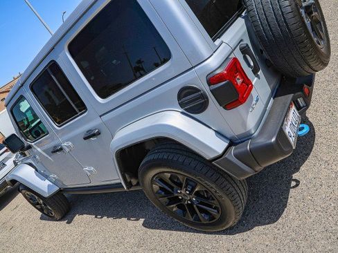 Used 2024 Jeep Wrangler Unlimited Sahara w/ Technology Group AWD/4WD image 8