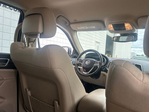 Used 2021 Jeep Grand Cherokee Laredo image 28