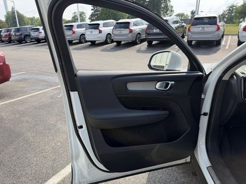 Used 2023 Volvo XC40 B5 Plus w/ Protection Package Premier AWD/4WD image 7