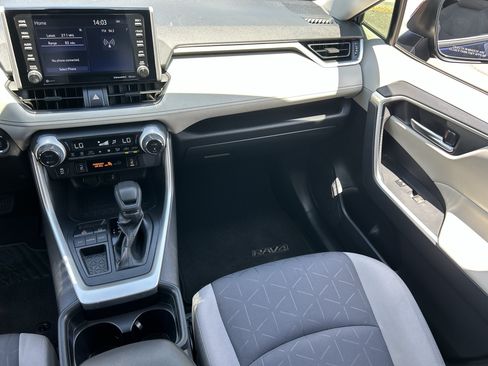 Used 2019 Toyota RAV4 XLE w/ Convenience Package FWD image 14