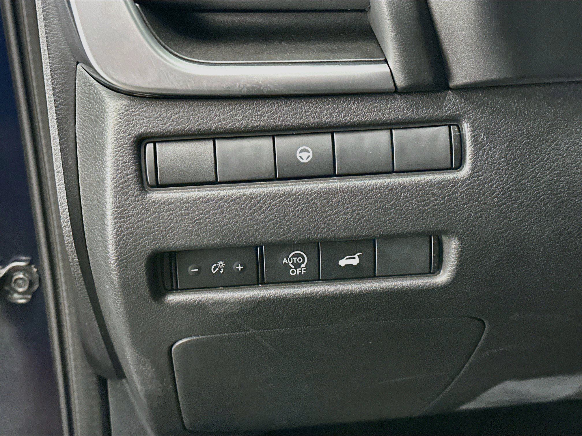 Used 2025 Nissan Rogue SV AWD/4WD image 17