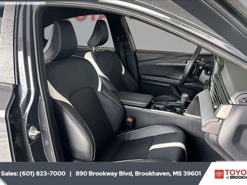 Used 2025 Toyota Camry SE w/ Convenience Package FWD image 6