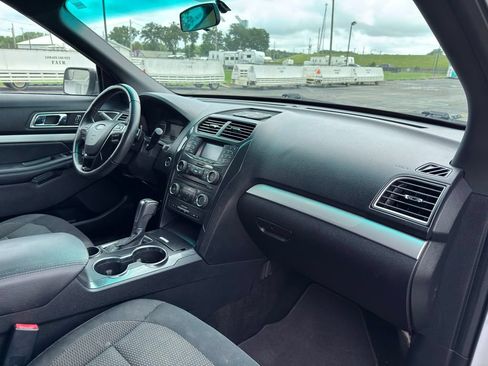 Used 2017 Ford Explorer XLT FWD image 30